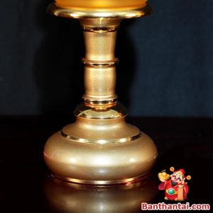 Thân đèn hợp kim chắc chắn, phủ ánh vàng đồng hài hòa tổng thể