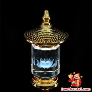 Nắp đèn mạ vàng tinh xảo, chạm họa tiết vảy rồng sang trọng
