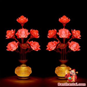 Đôi đèn 9 bông sen tạo điểm nhấn nổi bật, mang ánh sáng linh thiêng cho không gian thờ
