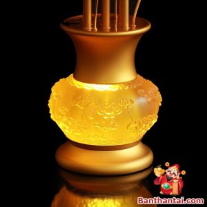 Phần đế bình chạm khắc hoa sen nổi tinh tế, kết hợp ánh sáng vàng ấm áp