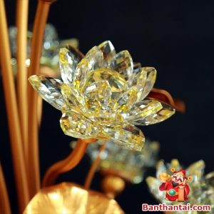 Chi tiết cánh sen pha lê sắc nét, trong suốt, phản chiếu ánh sáng lấp lánh