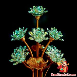 Cánh sen pha lê trong suốt đổi màu ánh sáng, tạo hiệu ứng lung linh sống động