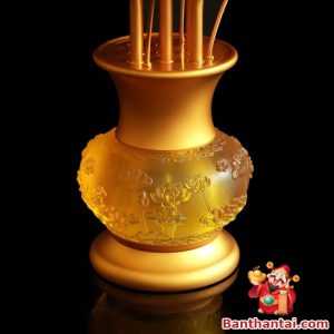 Thân bình đúc họa tiết hoa sen nổi, ánh vàng ấm, tăng vẻ trang trọng