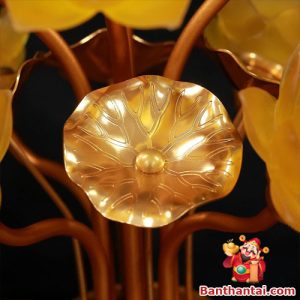 Đài sen bằng kim loại ánh đồng, tạo điểm nhấn tinh tế giữa các bông hoa