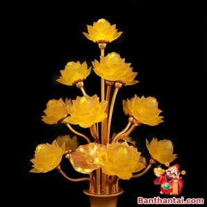 Cụm đèn hoa sen 13 bông bố trí cân đối, tỏa sáng rực rỡ và trang nghiêm