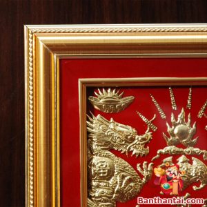 Góc chạm khắc chi tiết đầu rồng, ánh vàng sắc nét, biểu tượng bảo hộ và vượng khí