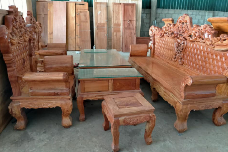 Ngoài bàn thờ Thần Tài, nội thất Hiền Thái còn có nhiều sản phẩm từ gỗ khác như bàn ghế, tủ chè,...