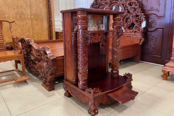 Mẫu bàn thờ Thần Tài chạm rồng tại nội thất Sơn Đông
