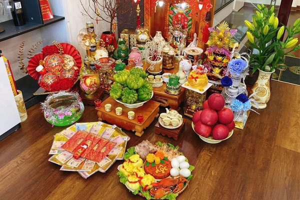 Nên sắm sửa mâm cúng đầy đủ với hoa, quả, trầu cau, bánh trái,...