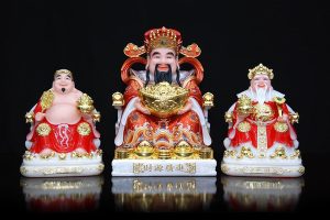 Bàn thờ Thần Tài có 3 ông gồm: Thần Tài - Thổ Địa - Thần Phát