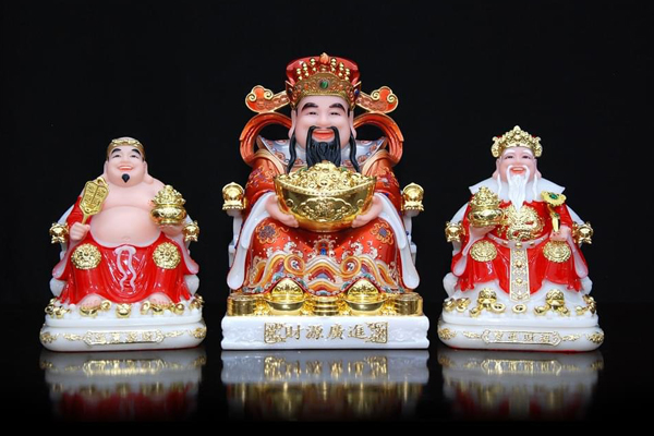 Bàn thờ Thần Tài có 3 ông gồm: Thần Tài - Thổ Địa - Thần Phát Bàn thờ Thần Tài có 3 ông gồm: Thần Tài - Thổ Địa - Thần Phát