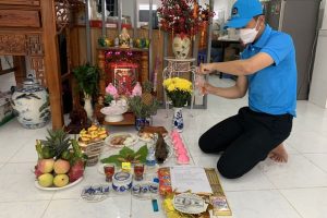 Sắp xếp mâm cỗ cúng theo trục trái – phải – trung tâm để thu hút tài lộc