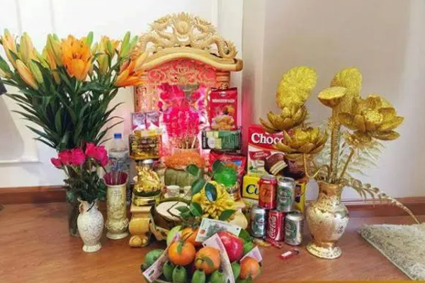 Vị trí đặt tiền trên bàn thờ Thần Tài