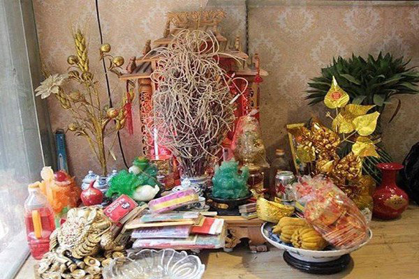 Không nên để tiền lộn xộn, nhàu nát, bẩn thỉu lên bàn thờ Thần Tài Thổ Địa