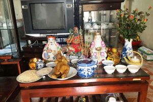 Tượng được đặt tại vị trí giữa Thần Tài bên trái và Thổ Địa bên phải theo hướng nhìn từ ngoài vào