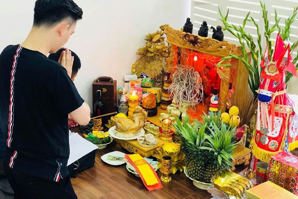 Khi cúng bái cần thực hiện với nghi thức thành kính