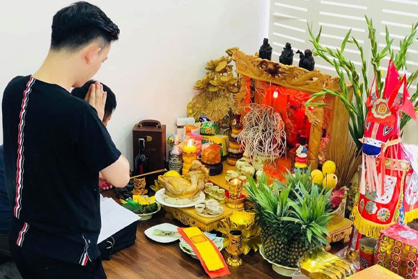 Không nên đứng hoặc ngồi xổm khi vái Thần Tài Thổ Địa