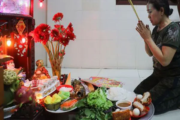 Vái ông Thần Tài Thổ Địa là một nghi lễ quen thuộc trong tín ngưỡng dân gian
