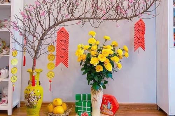 Nên chọn cành đào nhỏ, phù hợp với không gian bàn thờ Nên chọn cành đào nhỏ, phù hợp với không gian bàn thờ