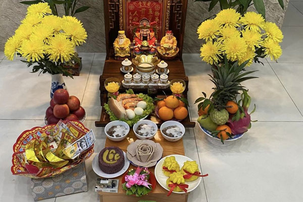 Nên được đặt ngay ngắn phía trước và không che khuất tượng ông Địa - Thần Tài