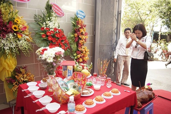 Cúng khai trương là dịp để gia chủ dâng lễ tạ ơn các vị Thần linh Cúng khai trương là dịp để gia chủ dâng lễ tạ ơn các vị Thần linh