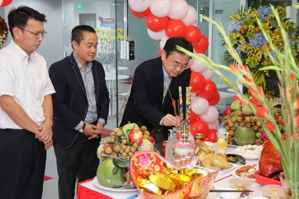 Chủ cửa hàng, giám đốc hoặc người đứng đầu đơn vị kinh doanh là người thực hiện nghi lễ Chủ cửa hàng, giám đốc hoặc người đứng đầu đơn vị kinh doanh là người thực hiện nghi lễ