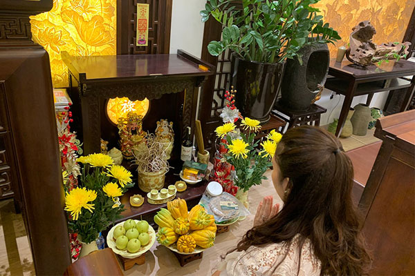 Cúng Thần Tài là một trong những nghi lễ cổ truyền của người Việt