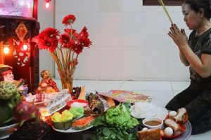 Cúng Thần Tài mùng 1 âm lịch là một nghi lễ quan trọng giúp gia chủ cầu tài lộc