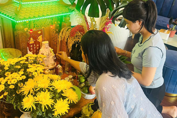 Rằm và mùng 1 là những thời điểm thích hợp để cầu khấn Thần Tài