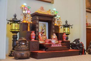 Bàn thờ mái bằng hiện đại là dòng sản phẩm được nhiều hộ gia đình tin tưởng lựa chọn