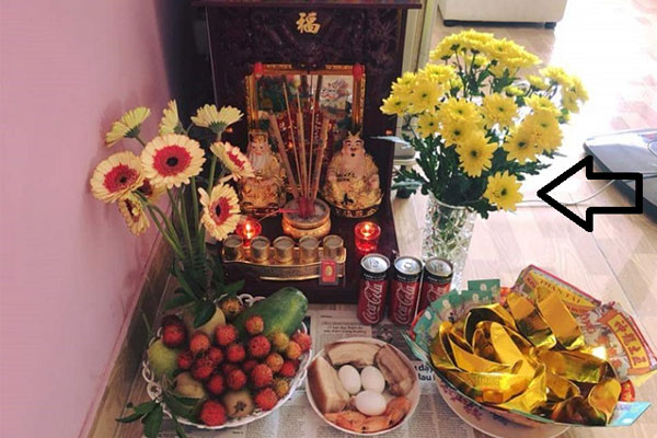 Dâng hoa cúng Thần Tài thể hiện lòng thành kính của gia chủ đối với thần linh