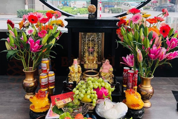 Hoa ly đặt ban Thần Tài cầu mong sự giàu sang, phú quý