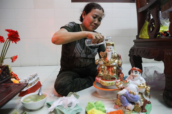 Nên lau nhẹ nhàng, ưu tiên thay nước, lau tượng, mặt bàn thờ