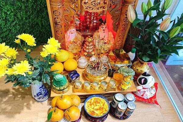 Mâm cúng được đặt ngay phía trước tượng Thần Tài – Thổ Địa