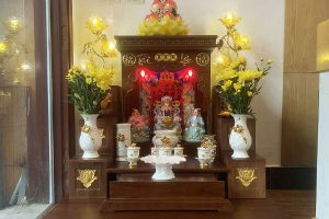 Ông ngồi giữa Thần Tài Thổ Địa là tượng Thần Phát hay Thần Tài Triệu Công Minh