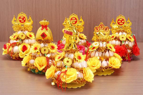 Đặt tỏi trên bàn thờ Thần Tài giúp ngăn kẻ tiểu nhân, tránh thất thoát tiền bạc, giữ vững vận khí cho gia chủ
