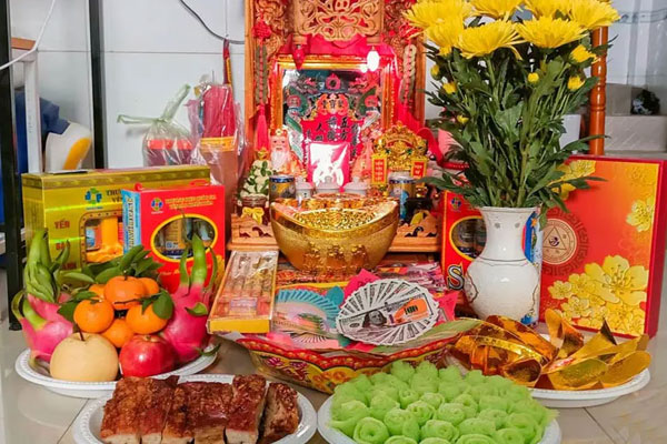 Nên đặt vừa đủ, cân đối với kích thước của bàn thờ Thần Tài