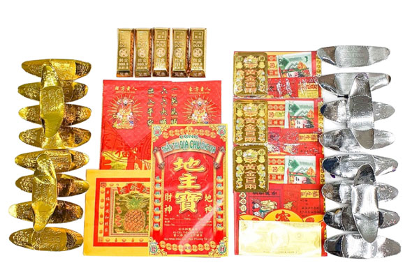 Tiền vàng Thần Tài thường được sử dụng gồm: thỏi vàng, tiền vàng, tiền đô, hay tiền âm phủ,...
