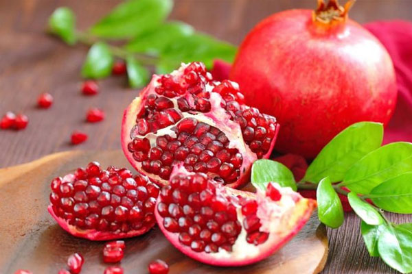 Lựu cũng là loại quả được nhiều gia đình lựa chọn để đặt trên ban Thần Tài Lựu cũng là loại quả được nhiều gia đình lựa chọn để đặt trên ban Thần Tài