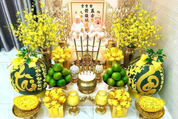 Người miền Nam thường khắc chữ Tài Lộc lên dưa hấu để bày lên ban thờ Người miền Nam thường khắc chữ Tài Lộc lên dưa hấu để bày lên ban thờ