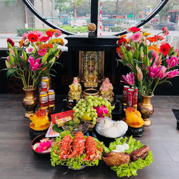 Lọ hoa trên bàn thờ Thần Tài không chỉ là vật trang trí mà còn mang nhiều ý nghĩa tâm linh sâu sắc