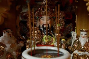 Một này nên thắp hương Thần Tài một lần vào mỗi buổi sáng sớm