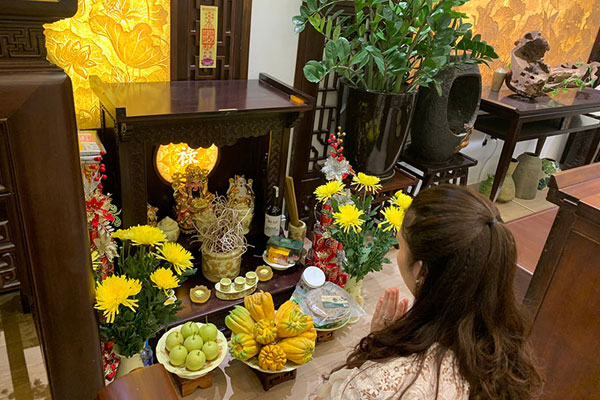 Gia chủ nên chuẩn bị mâm lễ cúng đơn giản để thể hiện lòng thành với các vị thần
