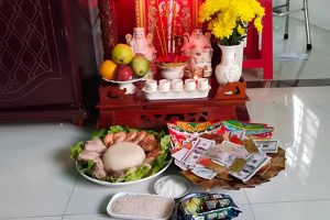 Gia chủ có thể cho vào một hũ thủy tinh sạch, đậy kín nắp rồi đặt ở trên ban thờ