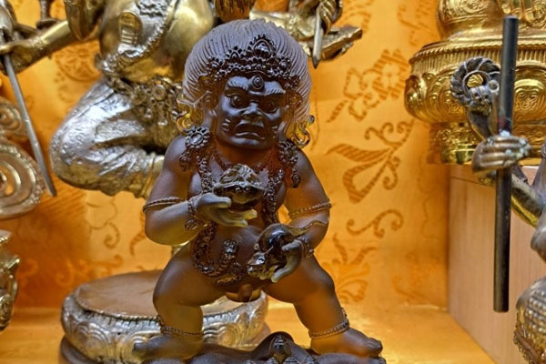 Nên đặt tượng tại hướng Nam hoặc Tây của phòng khách