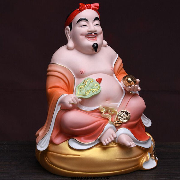 Ông Địa lại xuất hiện với hình ảnh thân thiện, bụng phệ, gương mặt vui tươi, tay cầm quạt mo Ông Địa lại xuất hiện với hình ảnh thân thiện, bụng phệ, gương mặt vui tươi, tay cầm quạt mo