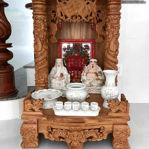 Ông Địa được đặt bên phải theo hướng nhìn từ ngoài vào Ông Địa được đặt bên phải theo hướng nhìn từ ngoài vào