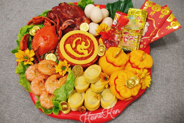 Bộ tam sên truyền thống gồm thịt heo luộc, trứng vịt luộc và tôm (hoặc cua) hấp