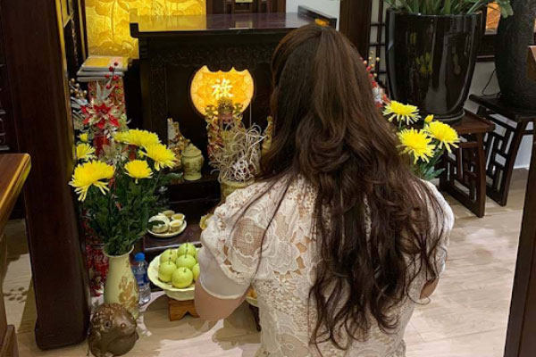 Gia chủ nên ăn mặc lịch sự khi thực hiện nghi lễ cúng