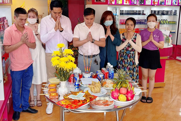 Cúng Thần Tài vào ngày khai trương mang ý nghĩa cầu mong sự may mắn, tài lộc